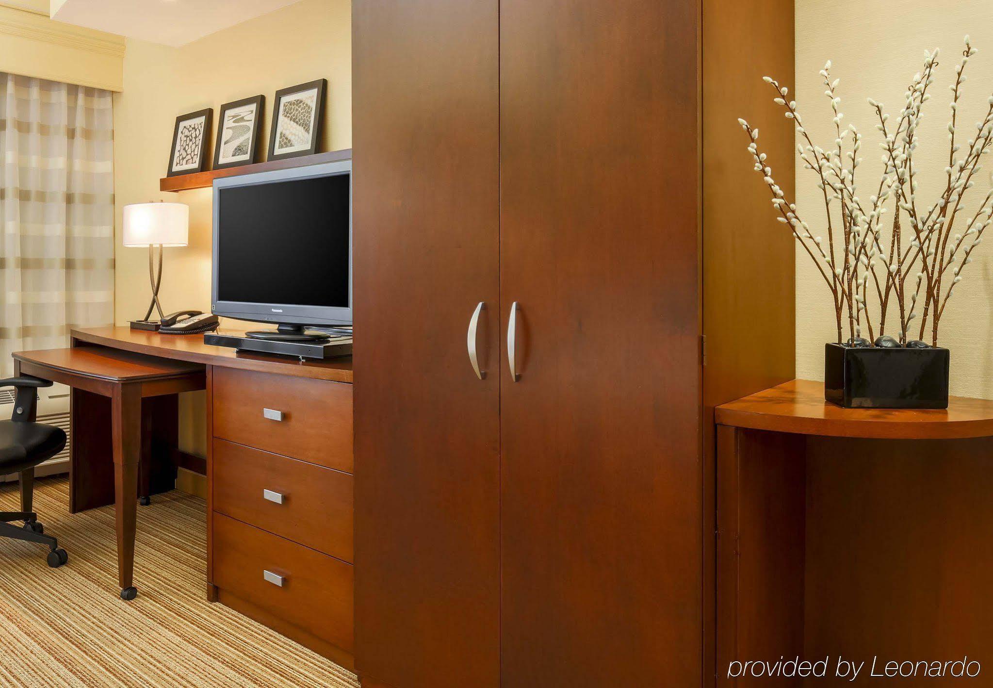 Отель Courtyard By Marriott Potomac Mills Вудбридж Экстерьер фото