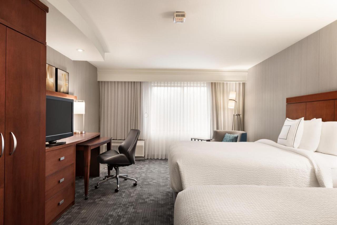 Отель Courtyard By Marriott Potomac Mills Вудбридж Экстерьер фото