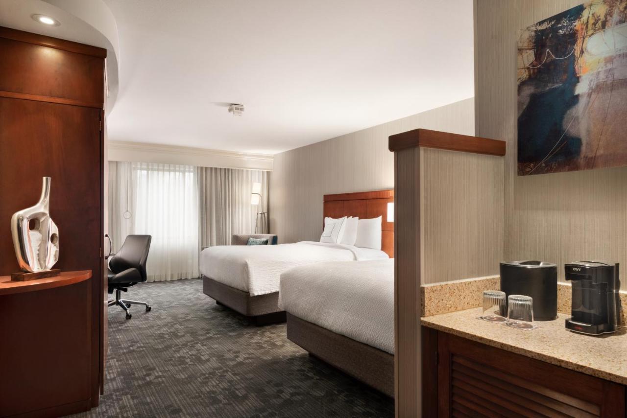 Отель Courtyard By Marriott Potomac Mills Вудбридж Экстерьер фото