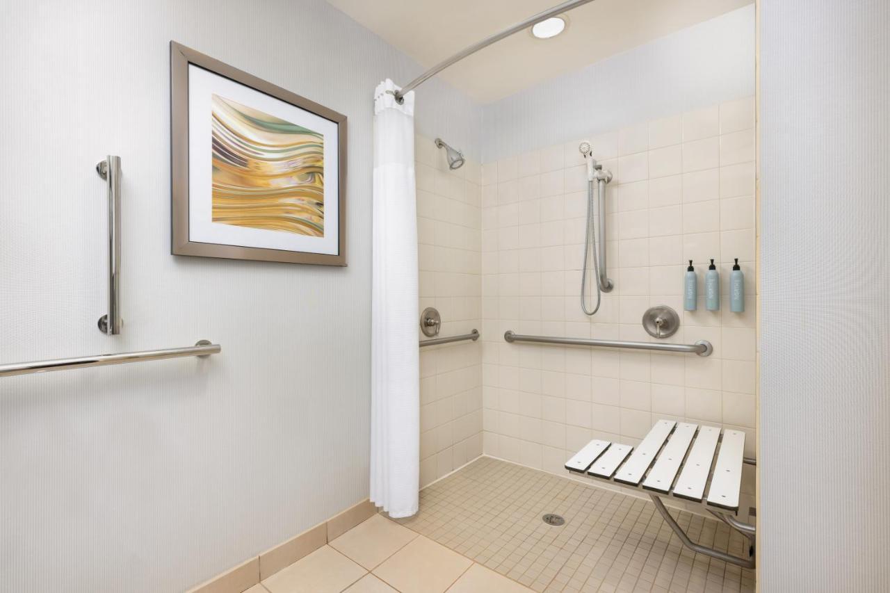 Отель Courtyard By Marriott Potomac Mills Вудбридж Экстерьер фото