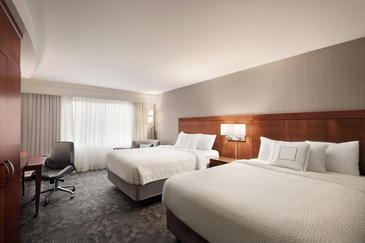 Отель Courtyard By Marriott Potomac Mills Вудбридж Экстерьер фото