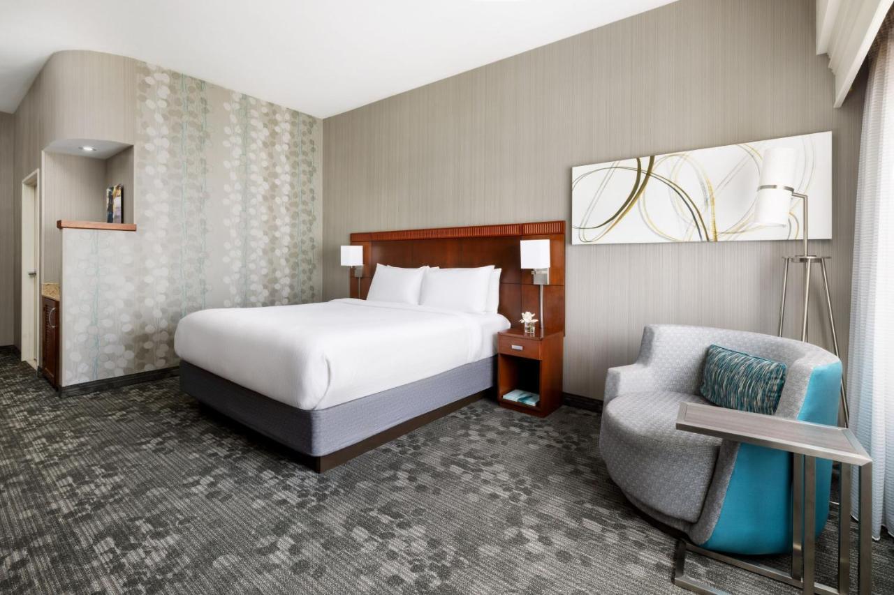 Отель Courtyard By Marriott Potomac Mills Вудбридж Экстерьер фото