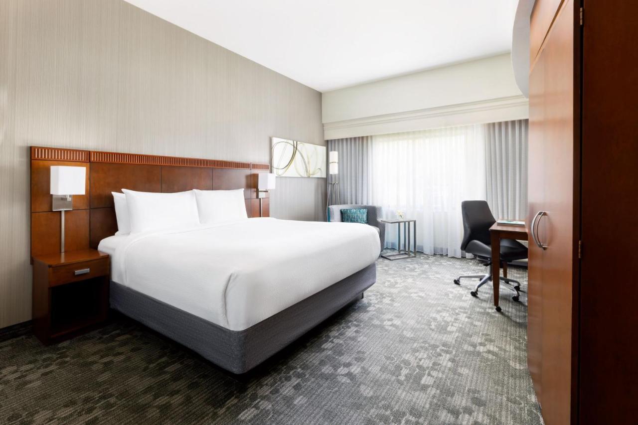 Отель Courtyard By Marriott Potomac Mills Вудбридж Экстерьер фото