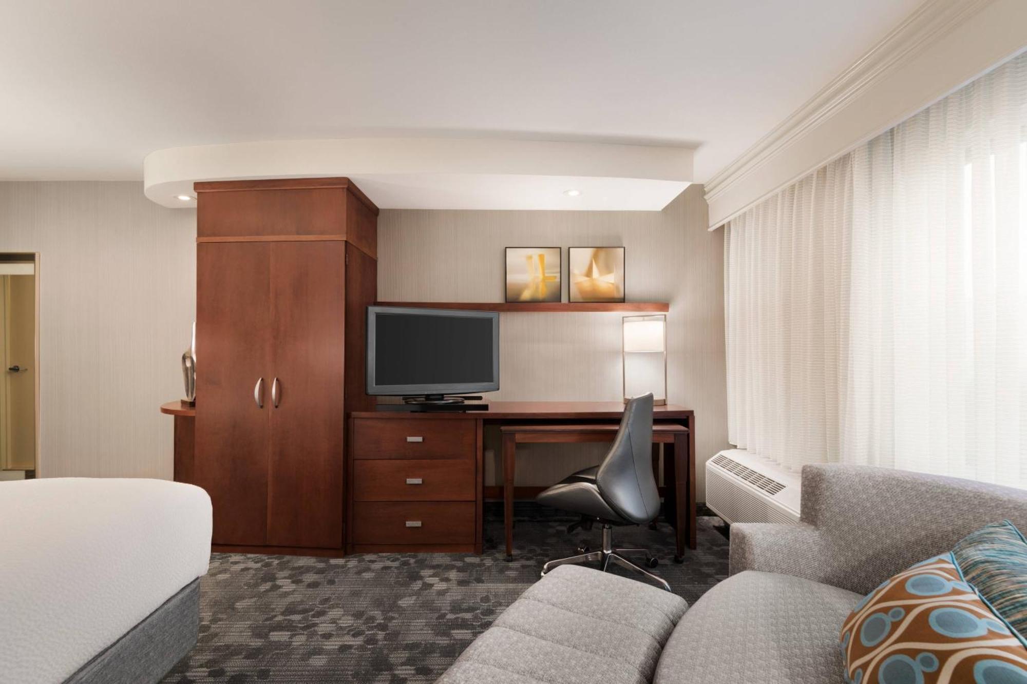Отель Courtyard By Marriott Potomac Mills Вудбридж Экстерьер фото