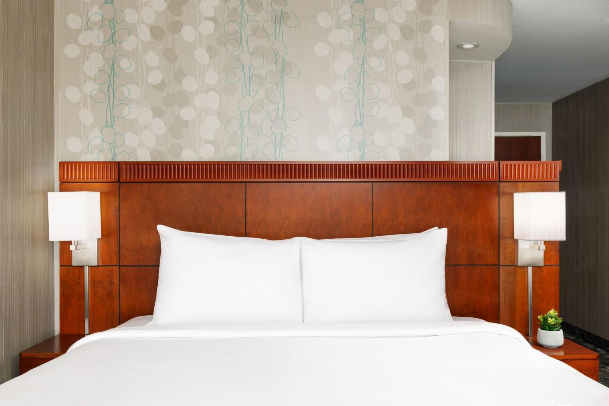 Отель Courtyard By Marriott Potomac Mills Вудбридж Экстерьер фото