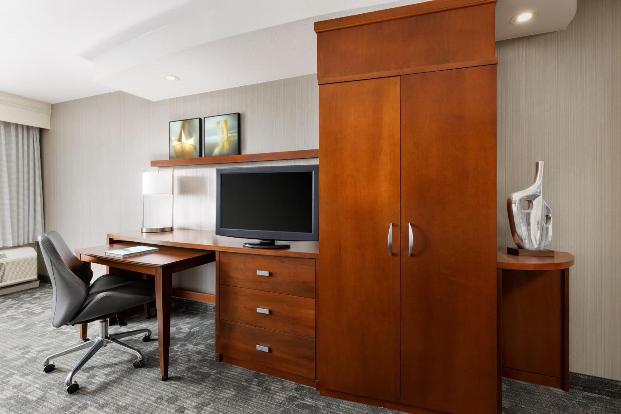 Отель Courtyard By Marriott Potomac Mills Вудбридж Экстерьер фото