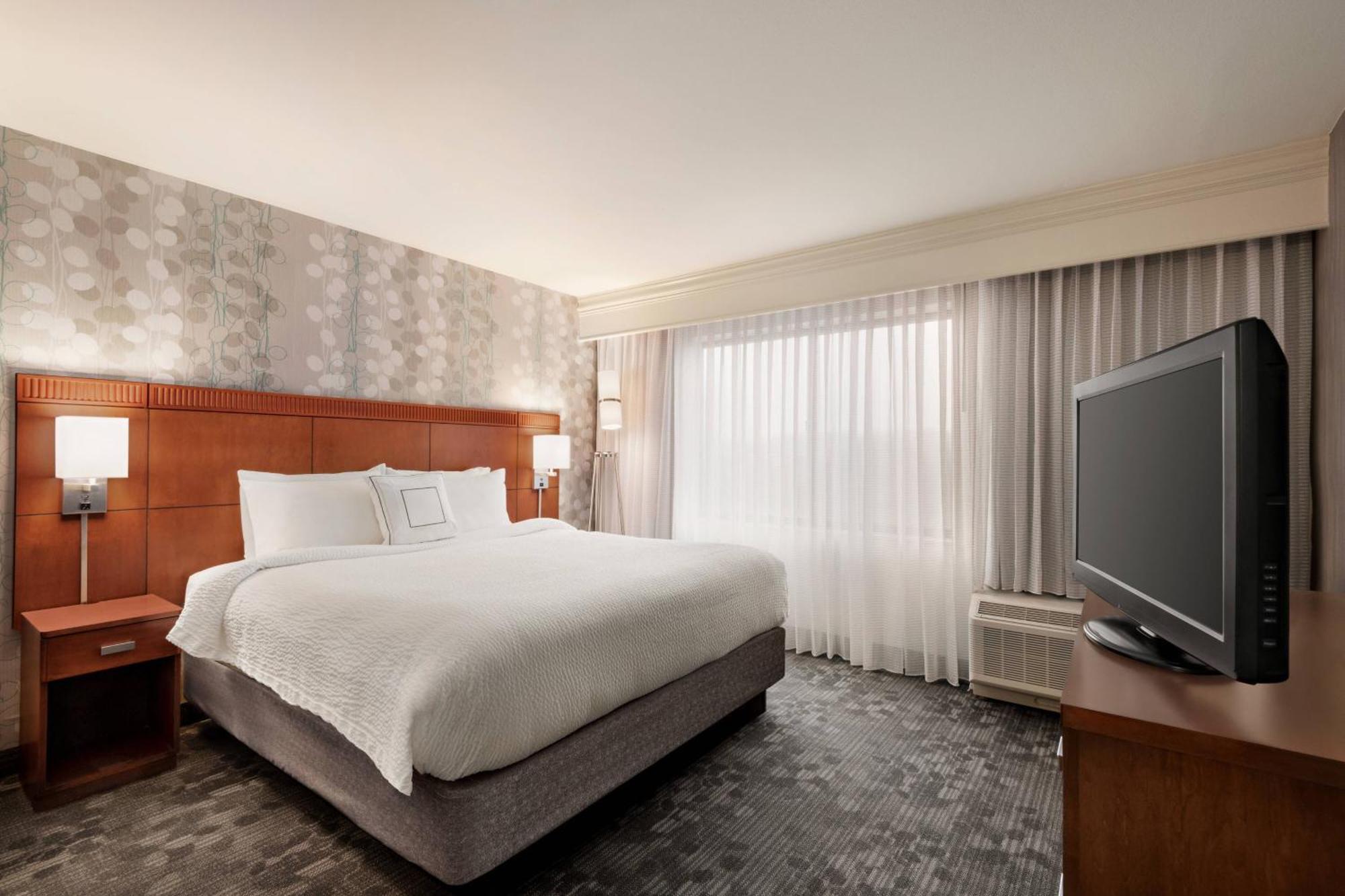 Отель Courtyard By Marriott Potomac Mills Вудбридж Экстерьер фото