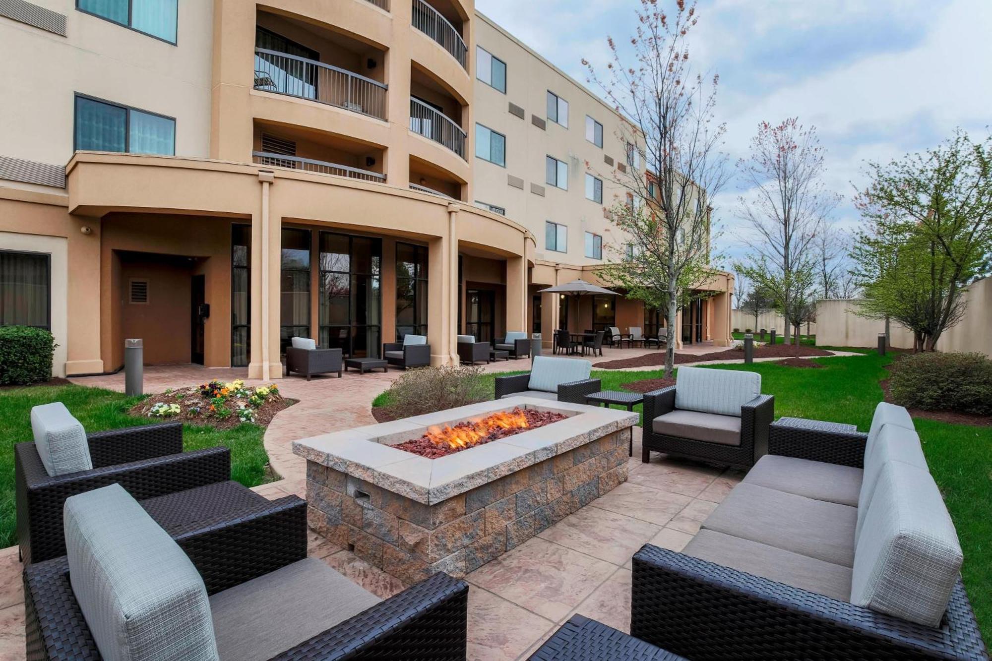 Отель Courtyard By Marriott Potomac Mills Вудбридж Экстерьер фото