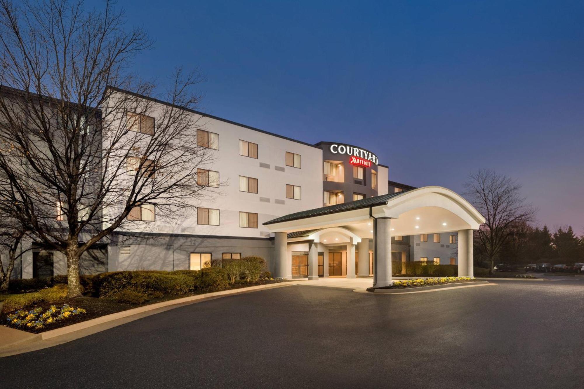 Отель Courtyard By Marriott Potomac Mills Вудбридж Экстерьер фото