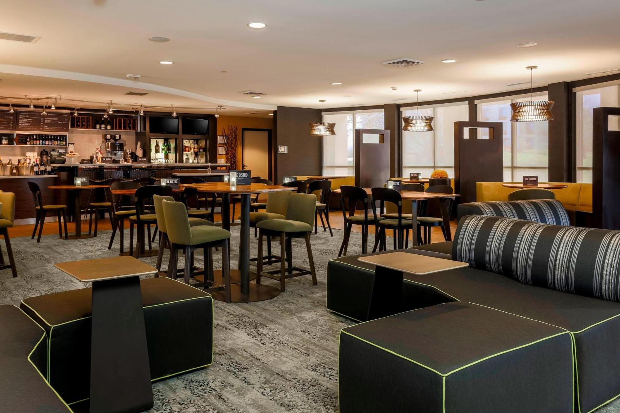 Отель Courtyard By Marriott Potomac Mills Вудбридж Экстерьер фото