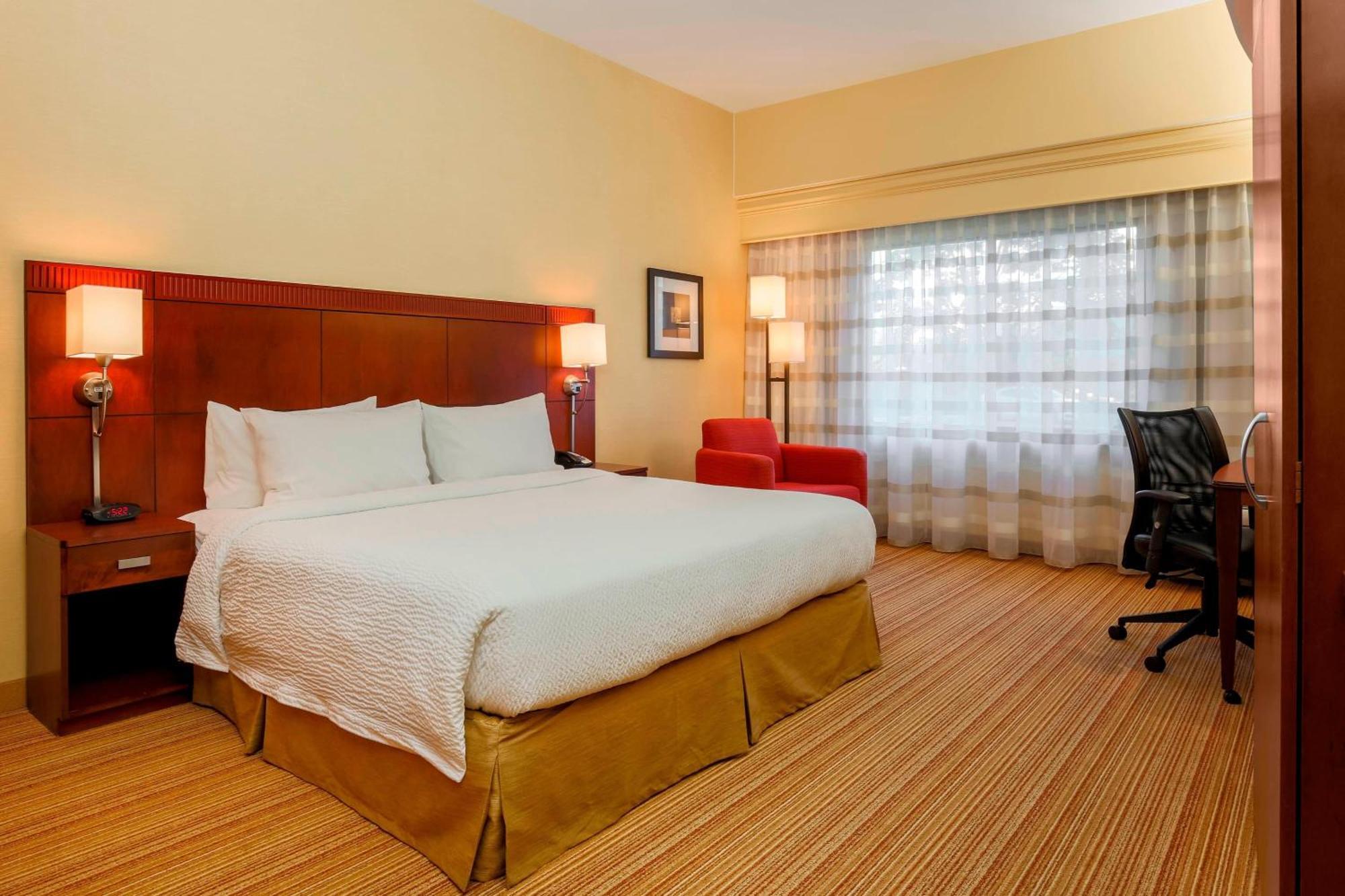 Отель Courtyard By Marriott Potomac Mills Вудбридж Экстерьер фото