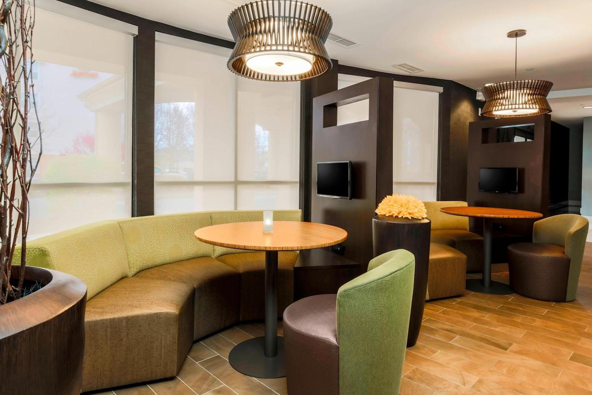 Отель Courtyard By Marriott Potomac Mills Вудбридж Экстерьер фото