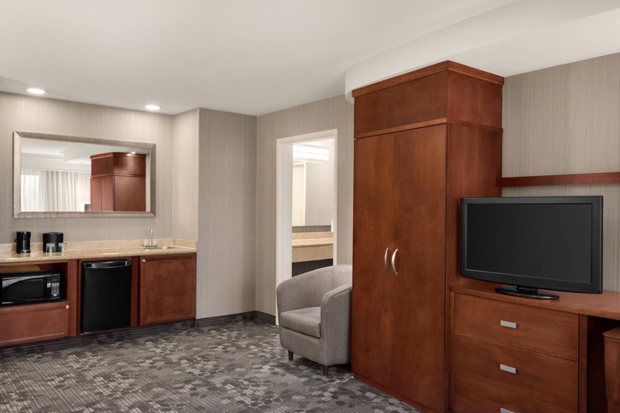 Отель Courtyard By Marriott Potomac Mills Вудбридж Экстерьер фото