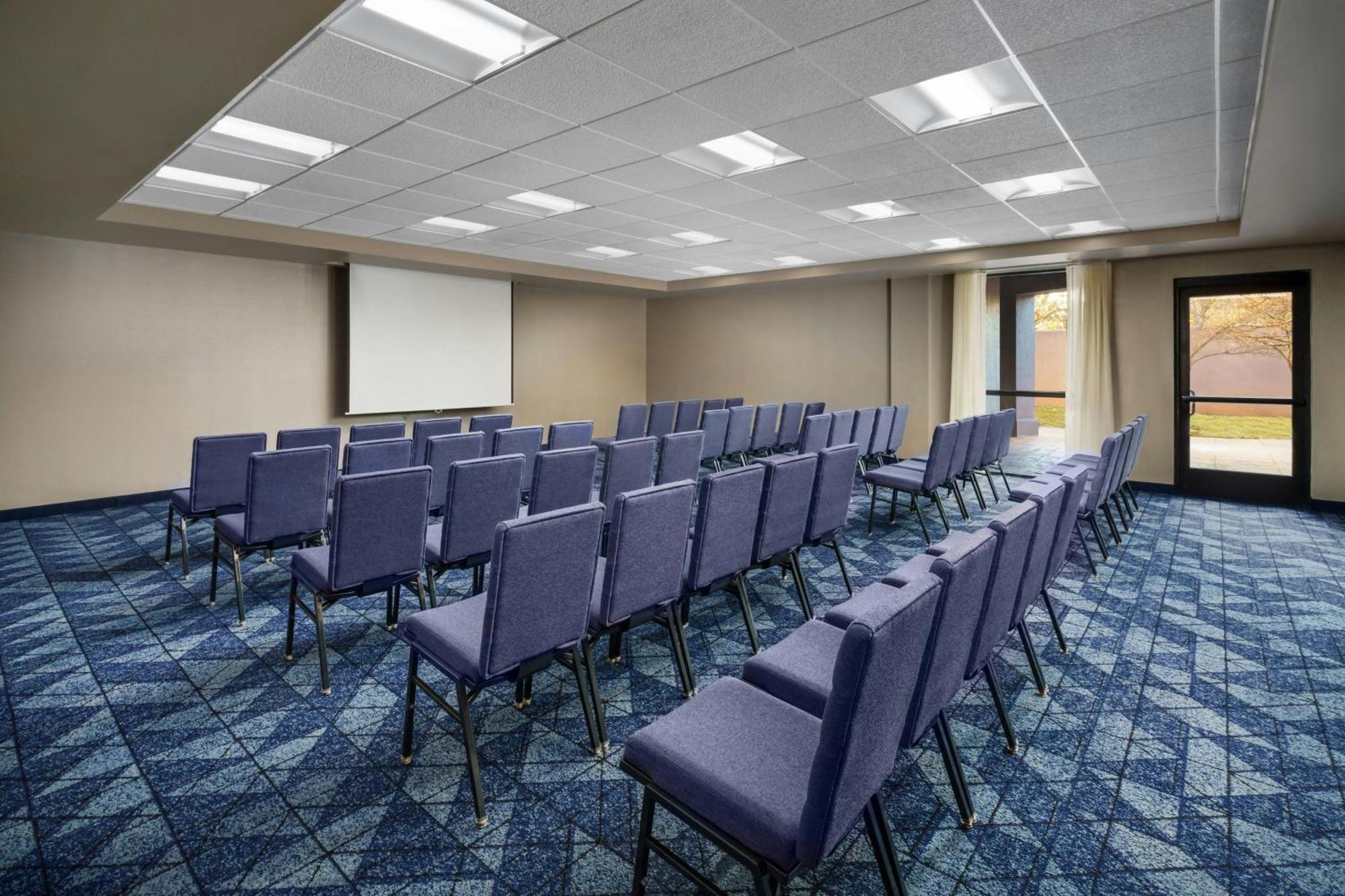 Отель Courtyard By Marriott Potomac Mills Вудбридж Экстерьер фото