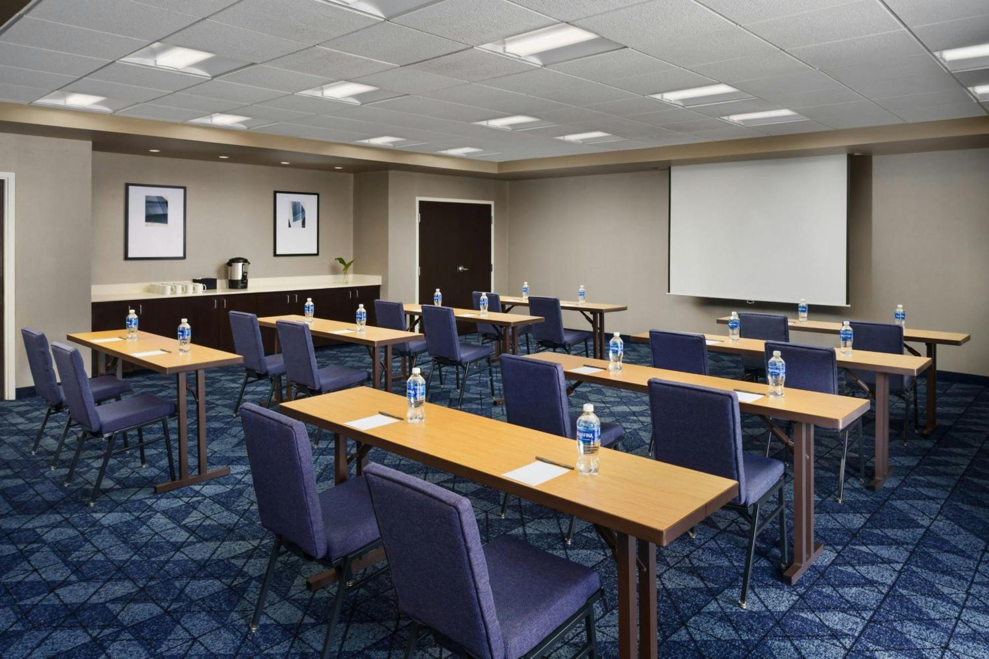 Отель Courtyard By Marriott Potomac Mills Вудбридж Экстерьер фото