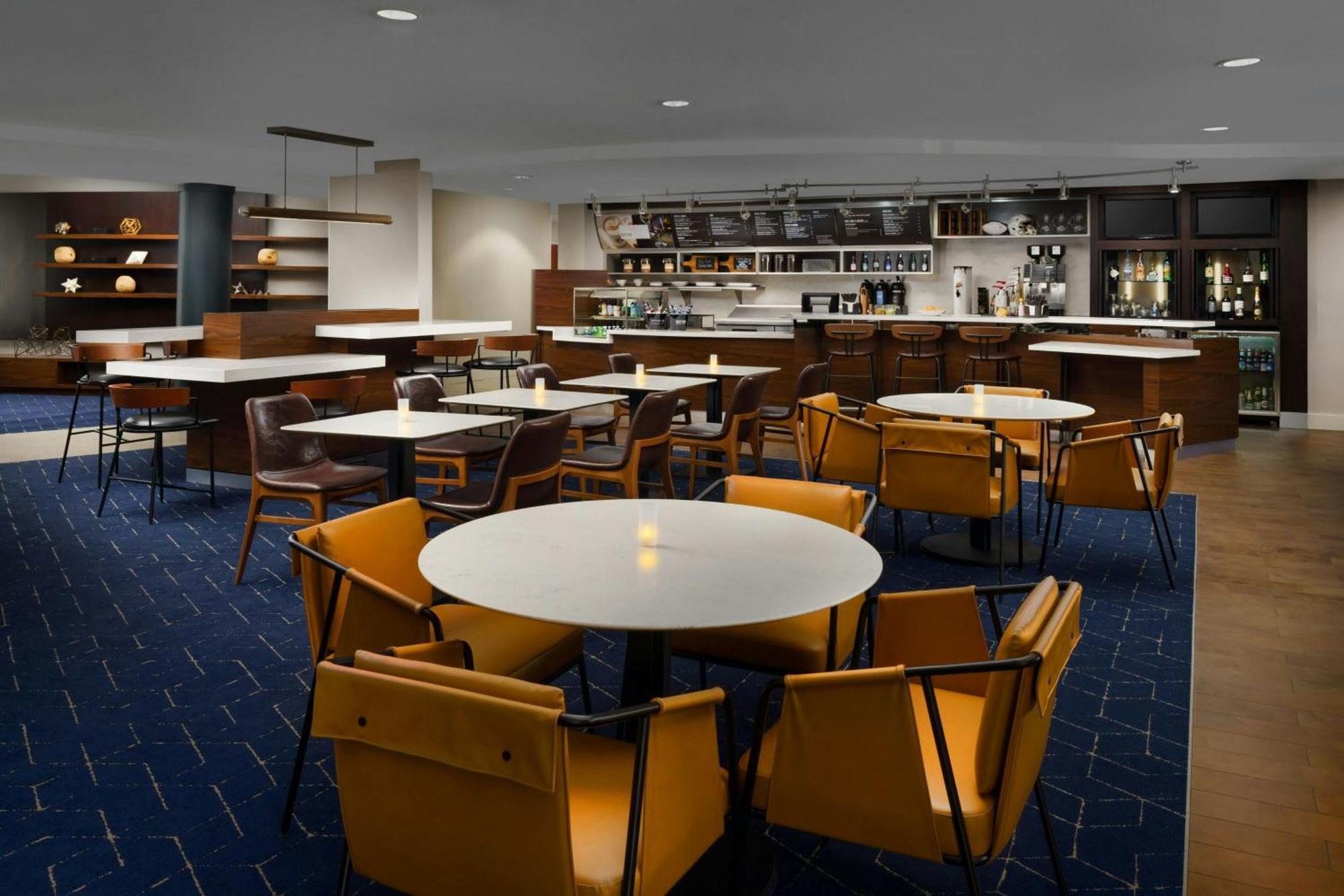 Отель Courtyard By Marriott Potomac Mills Вудбридж Экстерьер фото
