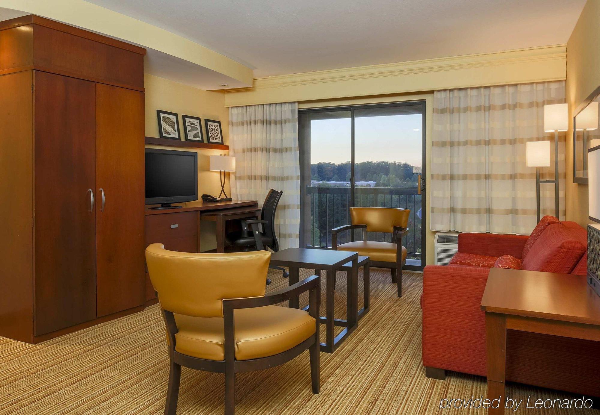 Отель Courtyard By Marriott Potomac Mills Вудбридж Экстерьер фото