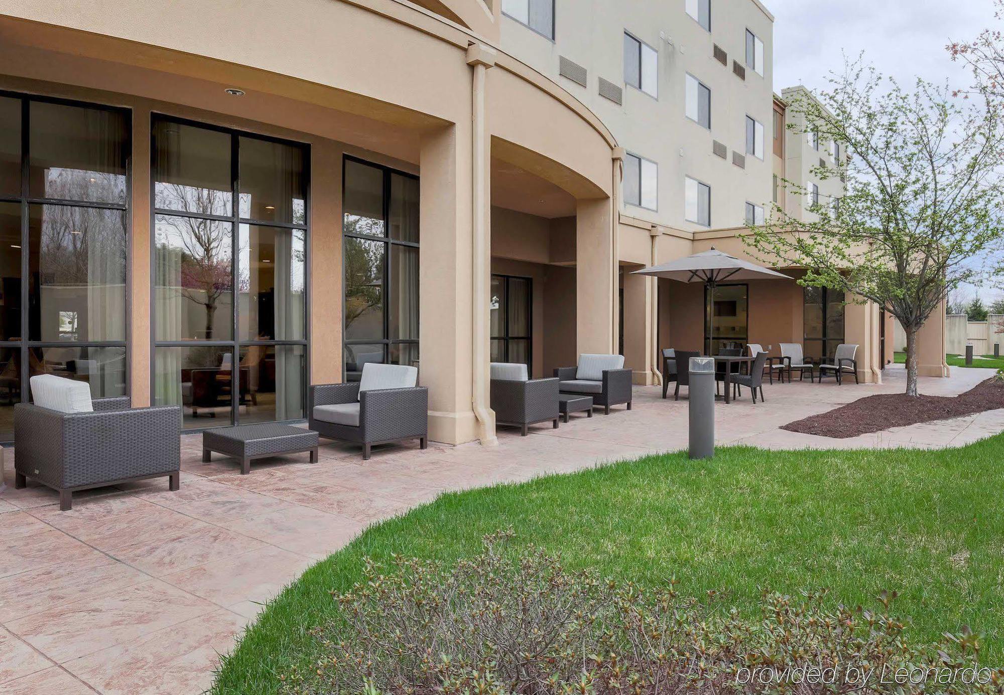 Отель Courtyard By Marriott Potomac Mills Вудбридж Экстерьер фото