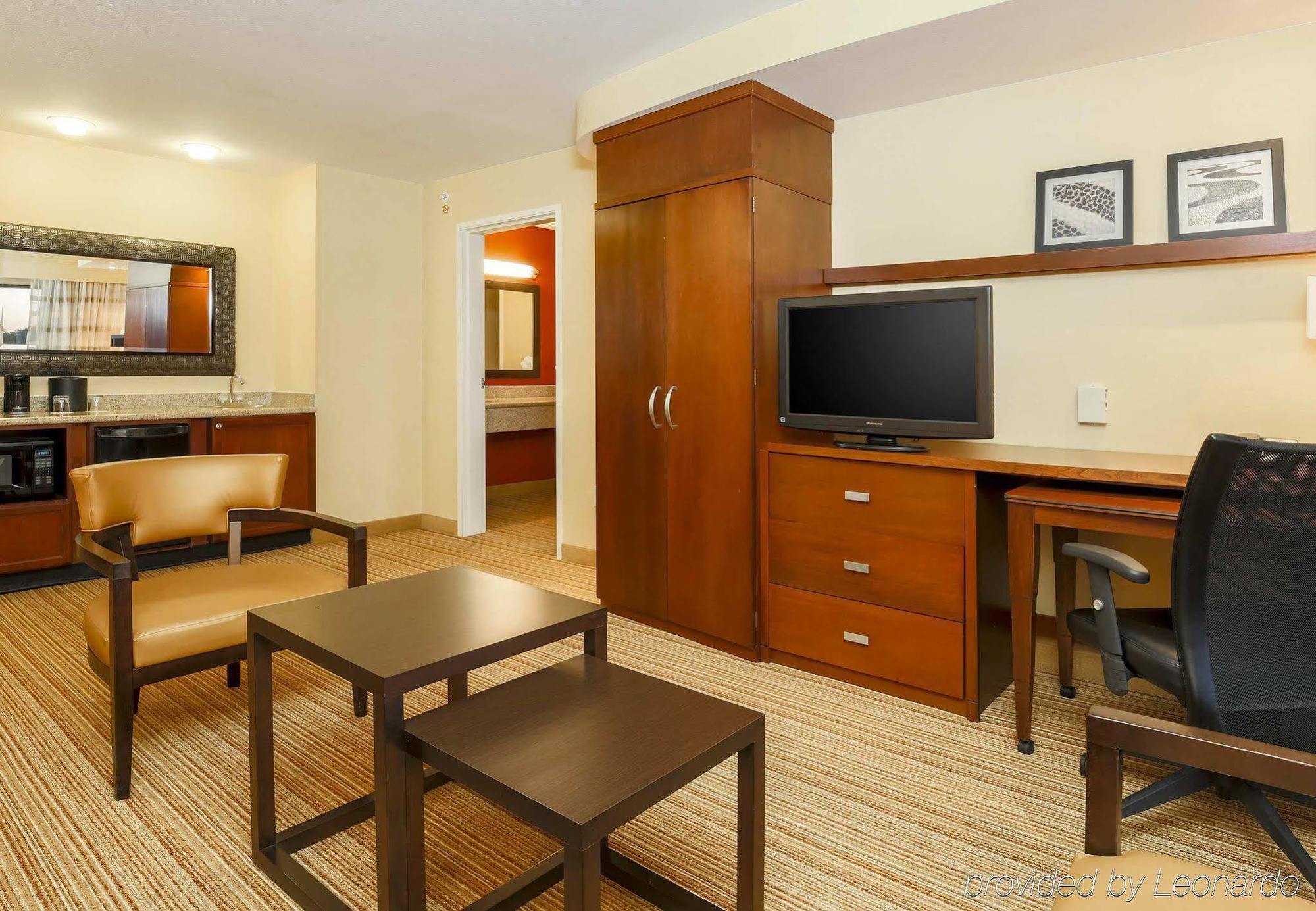 Отель Courtyard By Marriott Potomac Mills Вудбридж Экстерьер фото