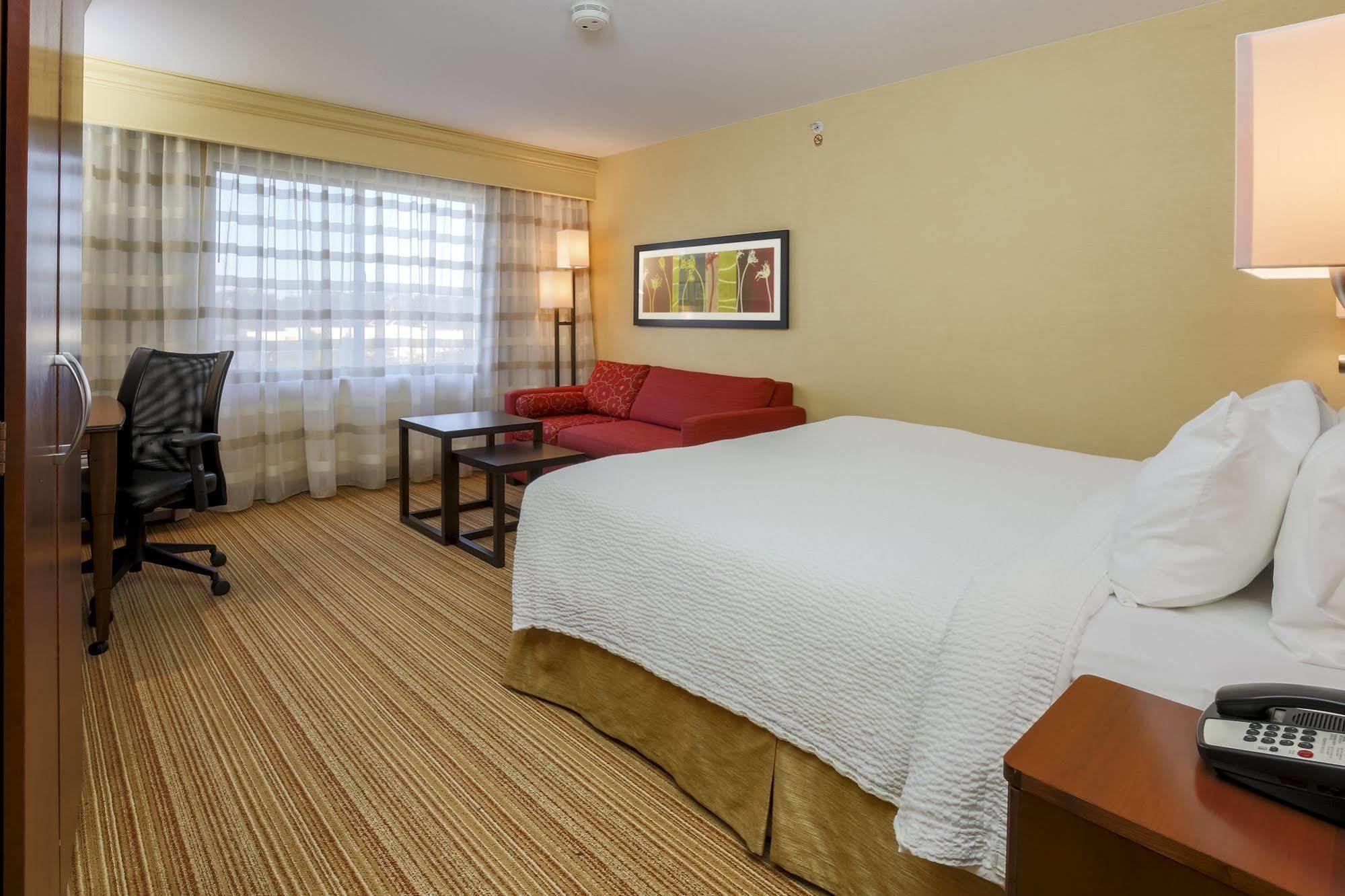 Отель Courtyard By Marriott Potomac Mills Вудбридж Экстерьер фото